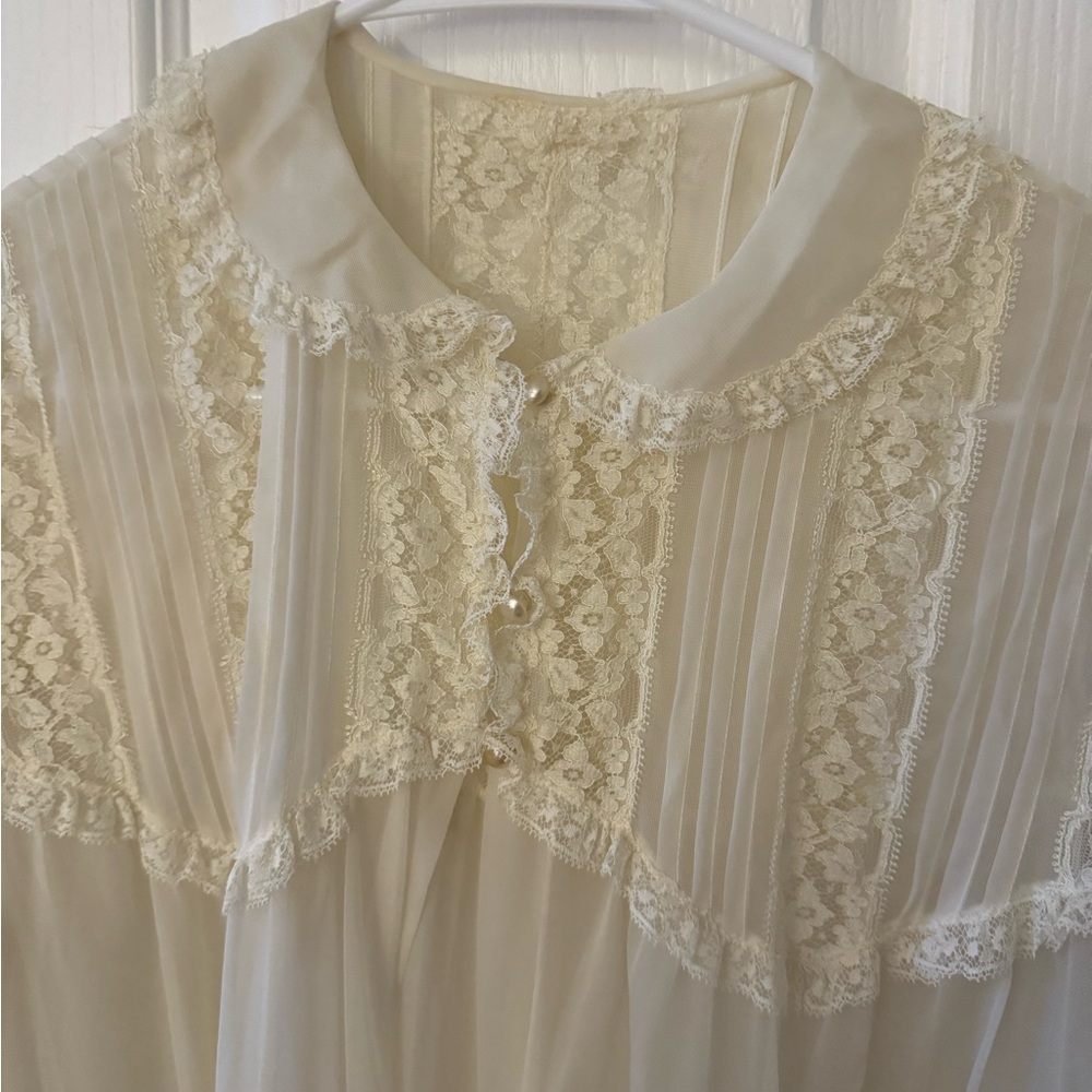 Vintage lace night gown - Picture 3 of 4